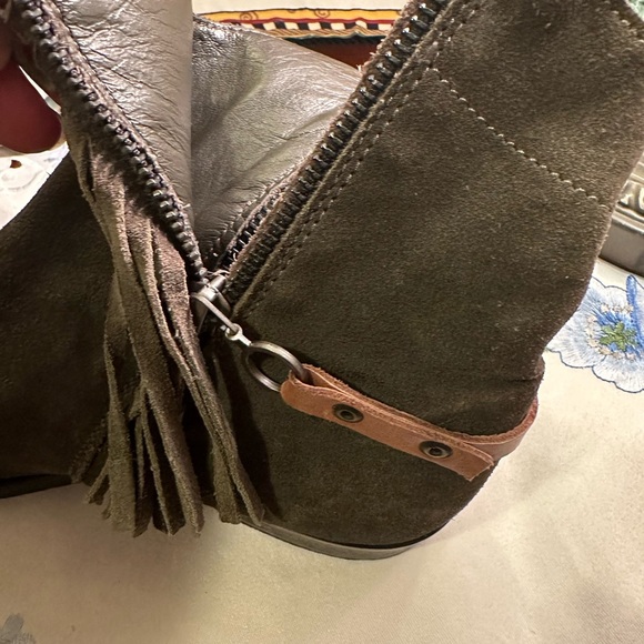 Suede Vera Gomma ankle boots with side zippers and frills - Picture 7 of 10